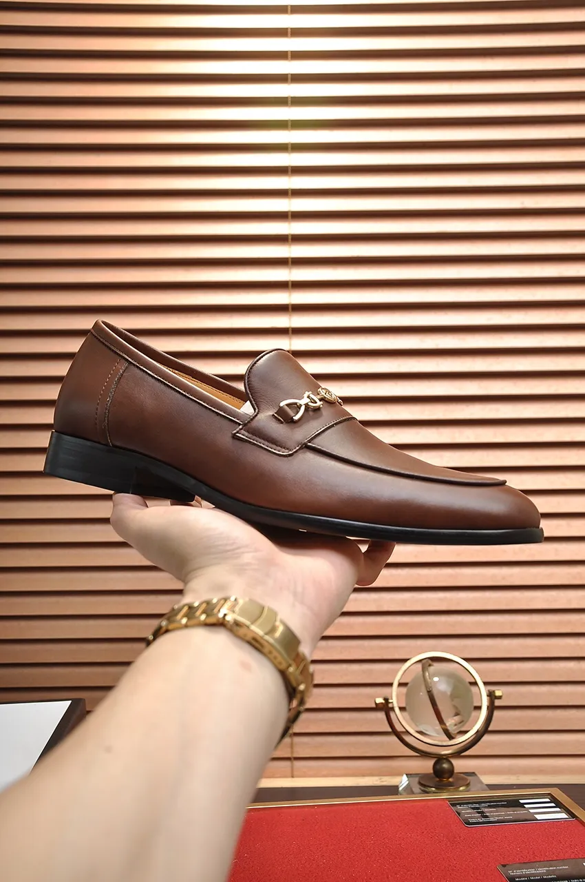 Men's shoes💰500💶Italy's top luxury men's shoe giant (GUCCI) (Gucci) (full cowhide lining) new arrival🍃Original European style🔰 Pleasant to the eye😍In order to make the shoes more durable and non-deformable🌀The production continues to follow traditional methods but there is still no lack of innovation💪Choose original sheepskin for the leather♻️ Smooth and natural And extra bright ⭐Made of imported cowhide, the first choice of rich people 38-45 (45 customized)